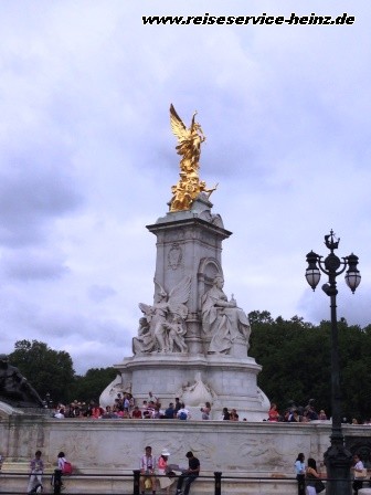 Die Queen Victoria Memorial Säule vor dem Buckingham Palace